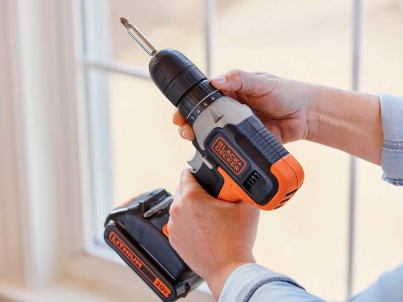 Parafusadeira / Furadeira 3/8" (10MM) 20 MAX* Li-ion Velocidade Variável Reversível 2 Velocidades, 1 Bateria, 1,5AH e Carregador Bivolt Black+Decker