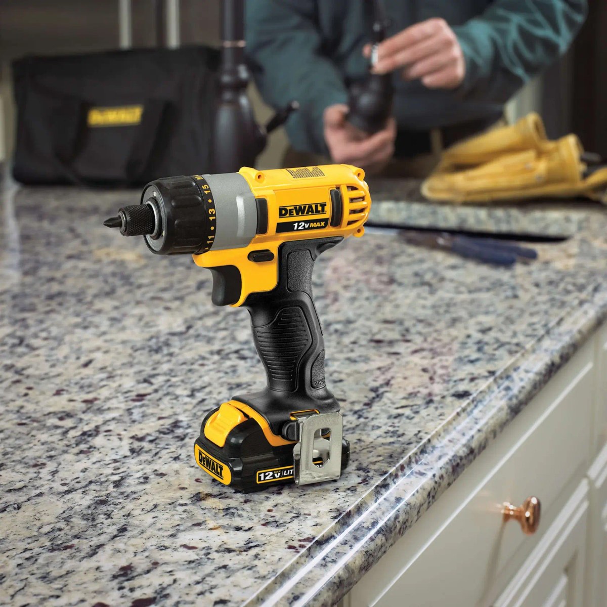 Parafusadeira 1/4" (6,35MM), 12V MAX* Li-ion, 2 Baterias 1.5AH, (DCB120) Carregador Bivolt e Bolsa DeWalt — foto 4