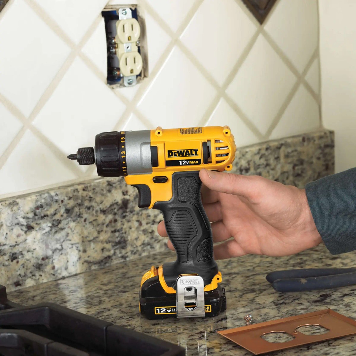 Parafusadeira 1/4" (6,35MM), 12V MAX* Li-ion, 2 Baterias 1.5AH, (DCB120) Carregador Bivolt e Bolsa DeWalt — foto 5