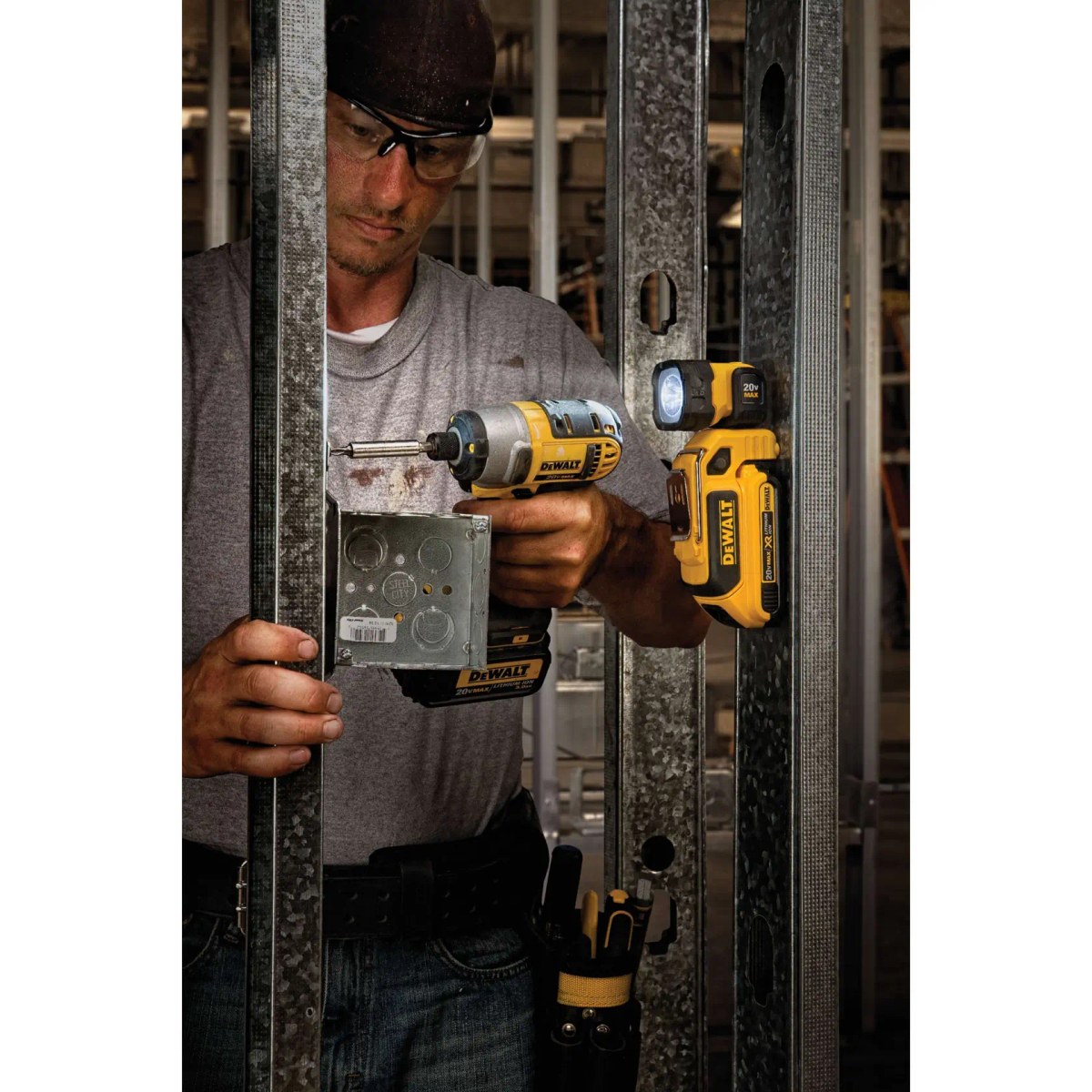 Lanterna LED Profissional Articulada 20V MAX* Flexvolt Li-ion sem Bateria e Carregador DeWalt — foto 5
