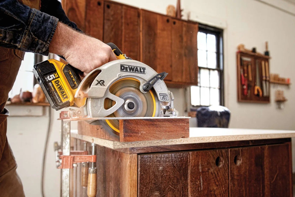 Serra Circular 7-1/4” (184MM) 20V MAX* Li-ion Brushless sem Bateria e Carregador DeWalt — foto 4