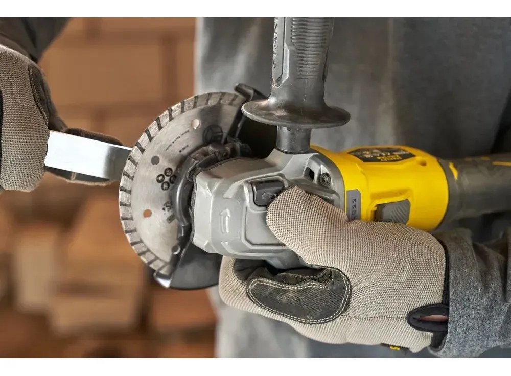 Esmerilhadeira Angular 4-1/2" (115MM) 20V MAX* Li-ion Brushless, 1 Bateria 4AH (SB204) Carregador Bivolt (s Stanley — foto 2